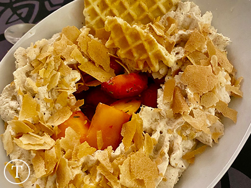 Salade de fruits gourmande : fraises, mangue, chantilly à la vanille